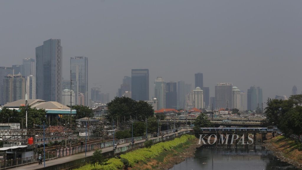 Lansekap Kota Jakarta yang diselimuti asap polusi udara, Rabu (31/7/2019). Menurut data AirVisual, situs penyedia peta polusi daring harian kota-kota besar di dunia, Kota Jakarta pada Rabu pukul 15.00 nilai Indeks Kualitas Udara (AQI) adalah 158 atau masuk dalam kategori tidak sehat.