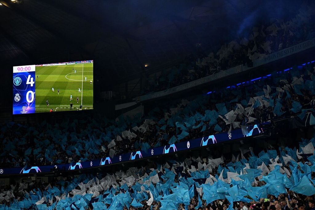 Layar digital menampilkan skor kemenangan Manchester City, 4-0, saat menghadapi Real Madrid pada laga pertemuan kedua semifinal di Stadion Etihad, Manchester, Inggris, Kamis (18/5/2023) dini hari WIB. City menang agregat 5-1.