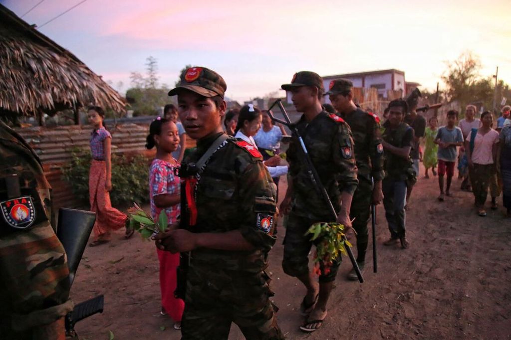 Para petempur antikudeta militer diberi bunga oleh warga setempat di sebuah kota di wilayah Sagaing, Myanmar barat laut, 16 Agustus 2022. 