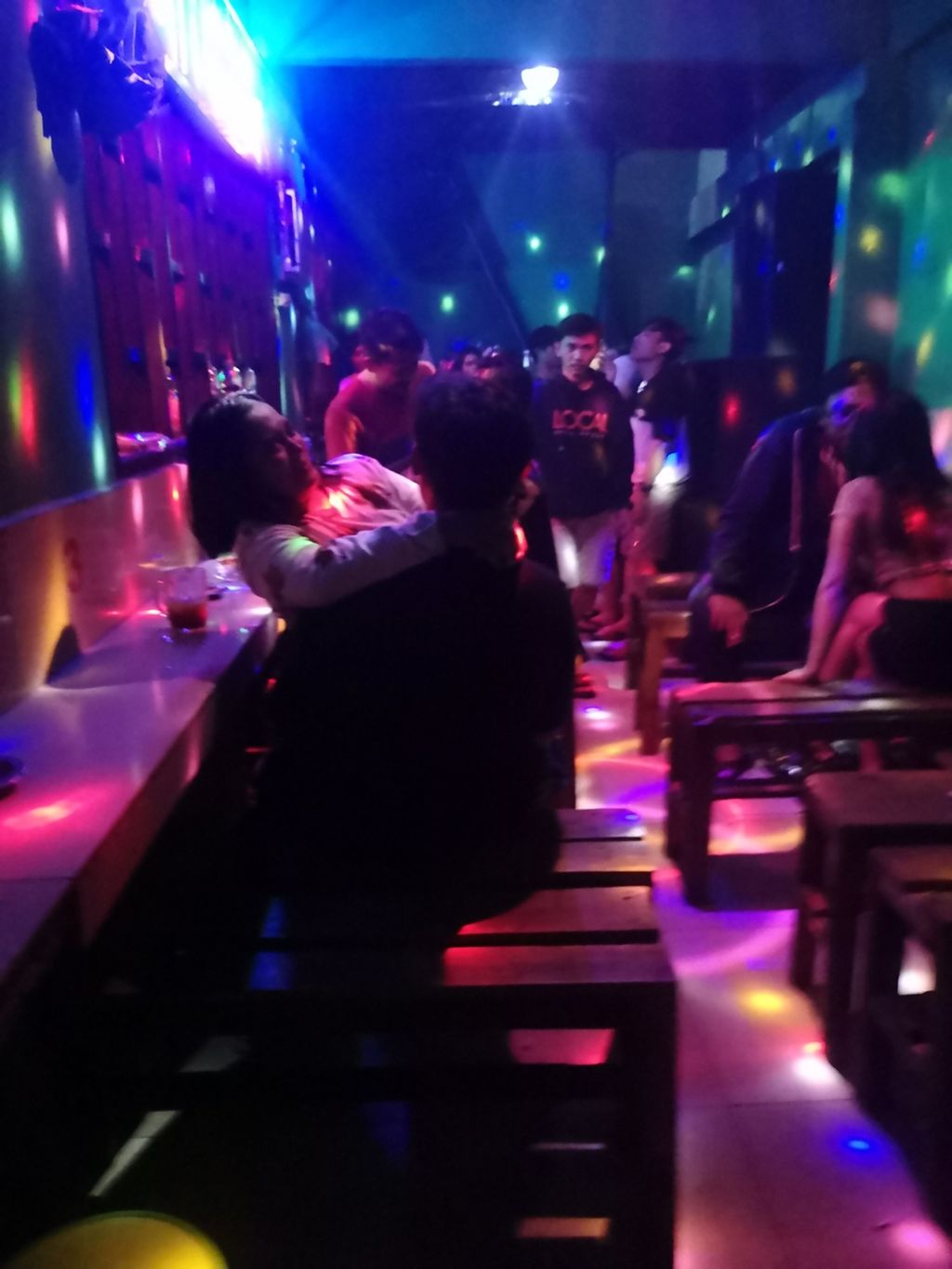 Suasana malam di sebuah kafe di Gang Royal, Rawa Bebek, Jakarta Utara, Senin (16/1/2023) dini hari. Di sepanjang gang ini berjejer kafe yang menjadi lokasi prostitusi saat malam hari.