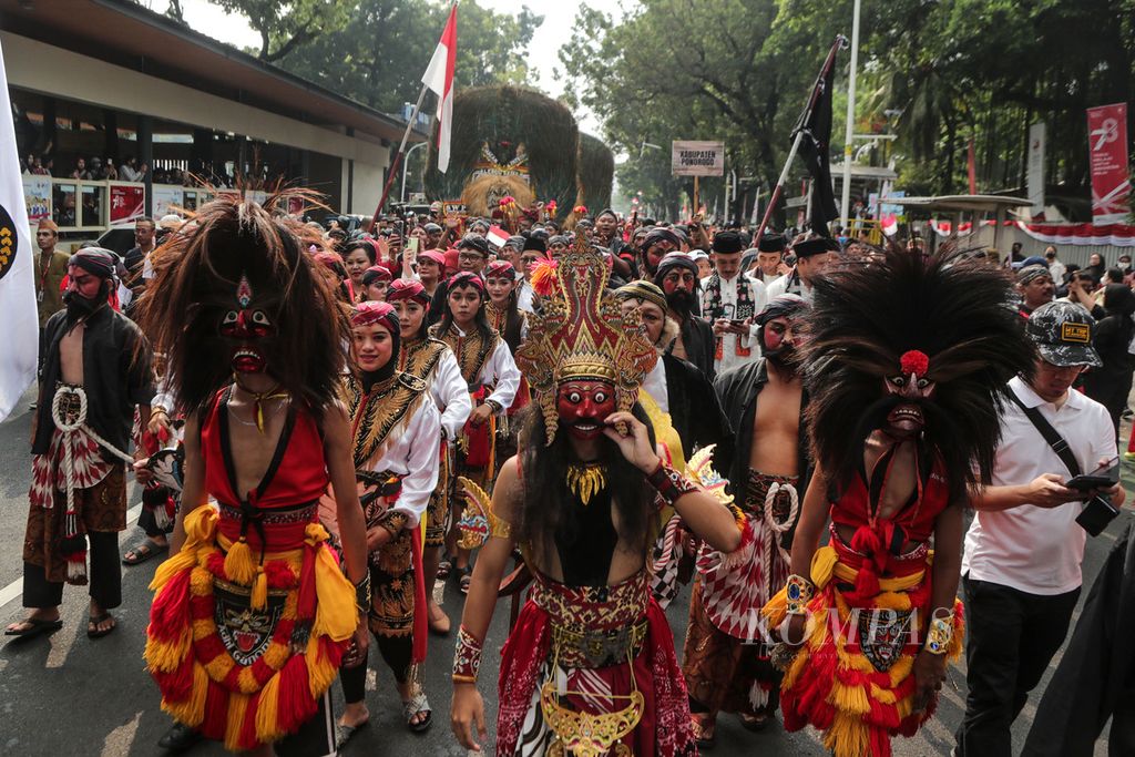 Ratusan seniman dan masyarakat mengikuti acara Pawai Budaya Reog Ponorogo di Jalan Merdeka Selatan, Jakarta, Minggu (27/8/2023). 