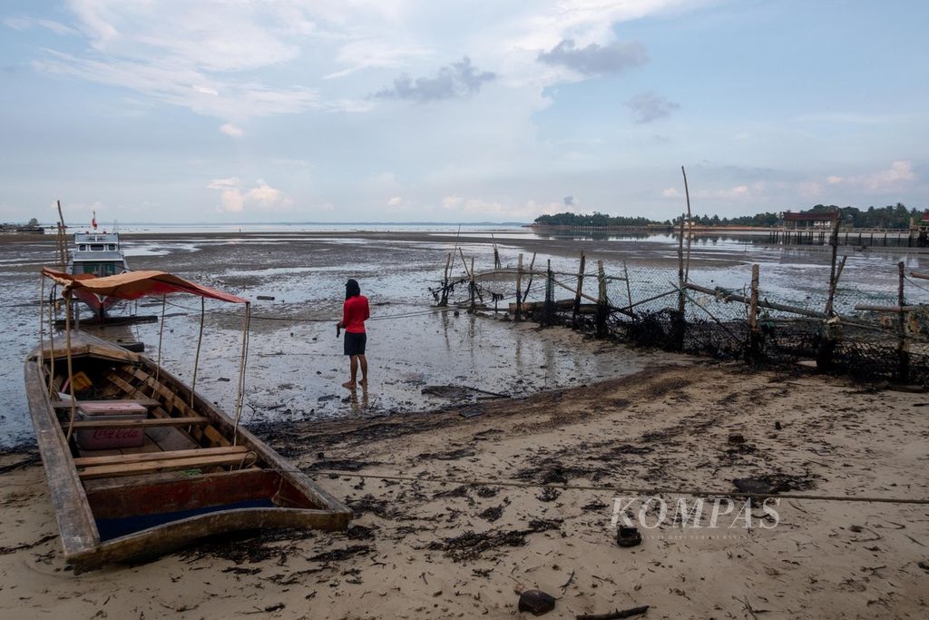 Akibat pencemaran limbah minyak hitam sejak tiga hari terakhir, nelayan tidak dapat melaut di pesisir Nongsa, Kota Batam, Kepulauan Riau, Jumat (5/5/2023).