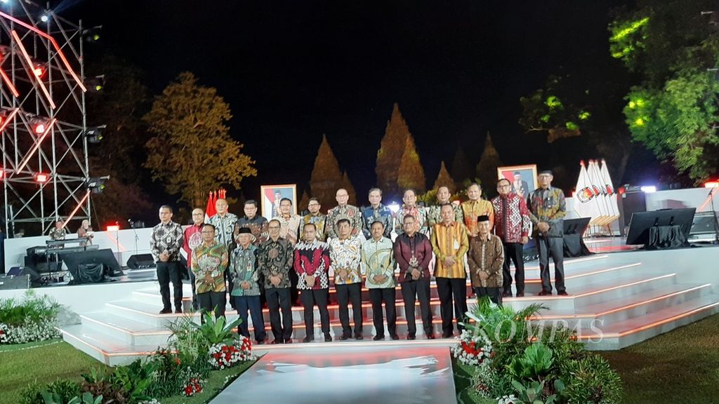 Ketua Komisi Pemilihan Umum Hasyim Asy’ari berfoto bersama dengan tamu undangan saat Peluncuran Tahapan dan Hari Pemungutan Suara Pilkada Serentak Tahun 2024 di kawasan Candi Prambanan, Yogyakarta, Minggu (31/3/2024) malam. 