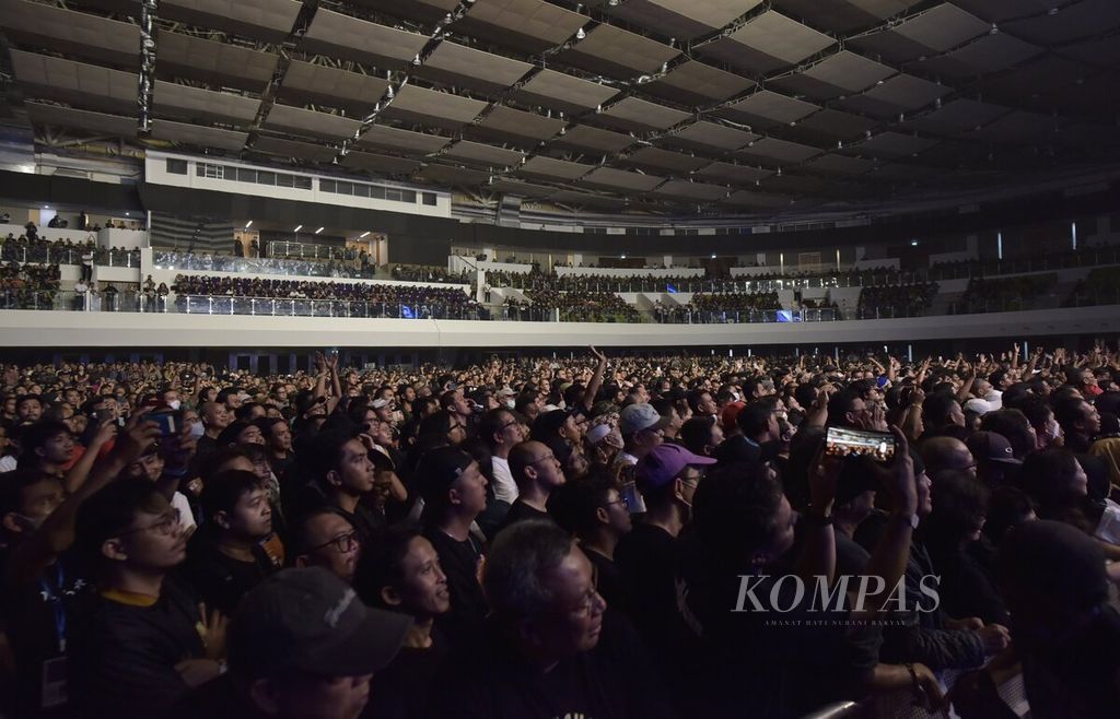 Penonton Deep Purple saat menyaksikan konser rangkaian tur dunia Deep Purple di Edutorium UMS, Surakarta, Jawa Tengah, Jumat (10/3/2023) malam. Kelompok rock legendaris asal Inggris tersebut membuka konser dengan nomor hit Highway Star dari album <i>Machine Head</i>.