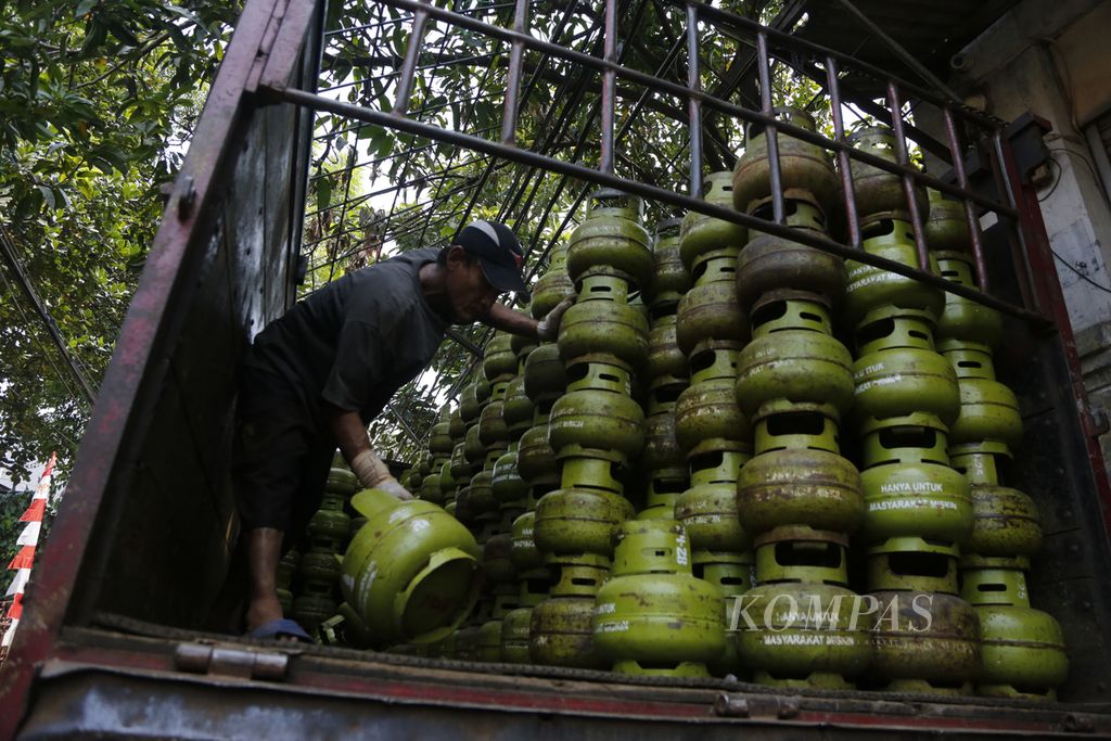 Pekerja membongkar gas elpiji bersubsidi ukuran 3 kilogram di pangkalan elpiji di kawasan Tanah Abang, Jakarta, Senin (31/7/2023). 