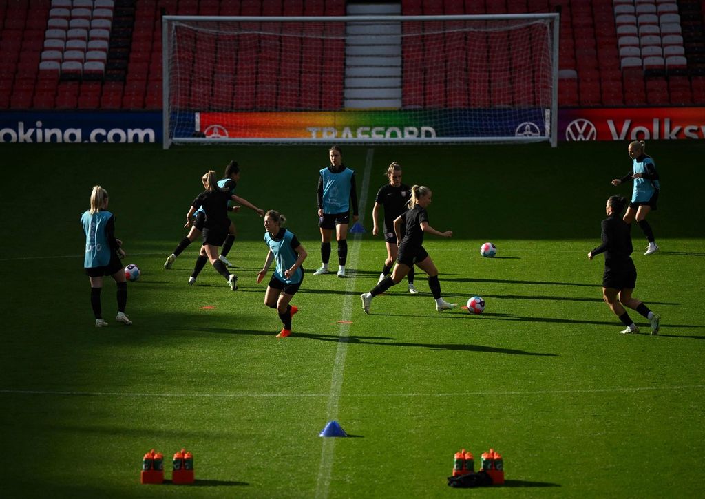 Pemain tim nasional sepak bola putri Inggris giat berlatih di Stadion Old Trafford, Manchester, Inggris, Selasa (5/7/2022), menjelang pertandingan Piala Eropa Putri 2022 antara Inggris dan Austria, Kamis (7/7/2022) dini hari WIB.