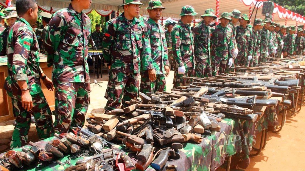 Sebanyak 288 pucuk senjata api peninggalan konflik sosial diserahkan masyarakat kepada anggota TNI di Maluku. 