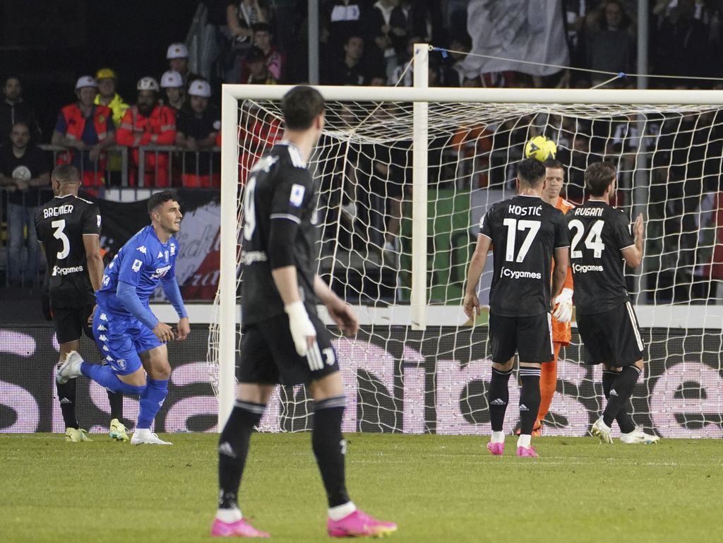 Pemain Empoli, Roberto Piccoli (kiri), mencetak gol keempat timnya ke gawang Juventus pada laga Liga Italia di Stadion Carlo Castellani di Empoli, Selasa (23/5/2023) dini hari WIB. Empoli menang, 4-1.