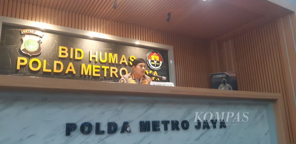 Kepala Bidang Humas Polda Metro Jaya Komisaris Besar Endra Zulpan dalam konferensi pers di Markas Polda Metro Jaya, Jakarta, Rabu (9/2/2022).