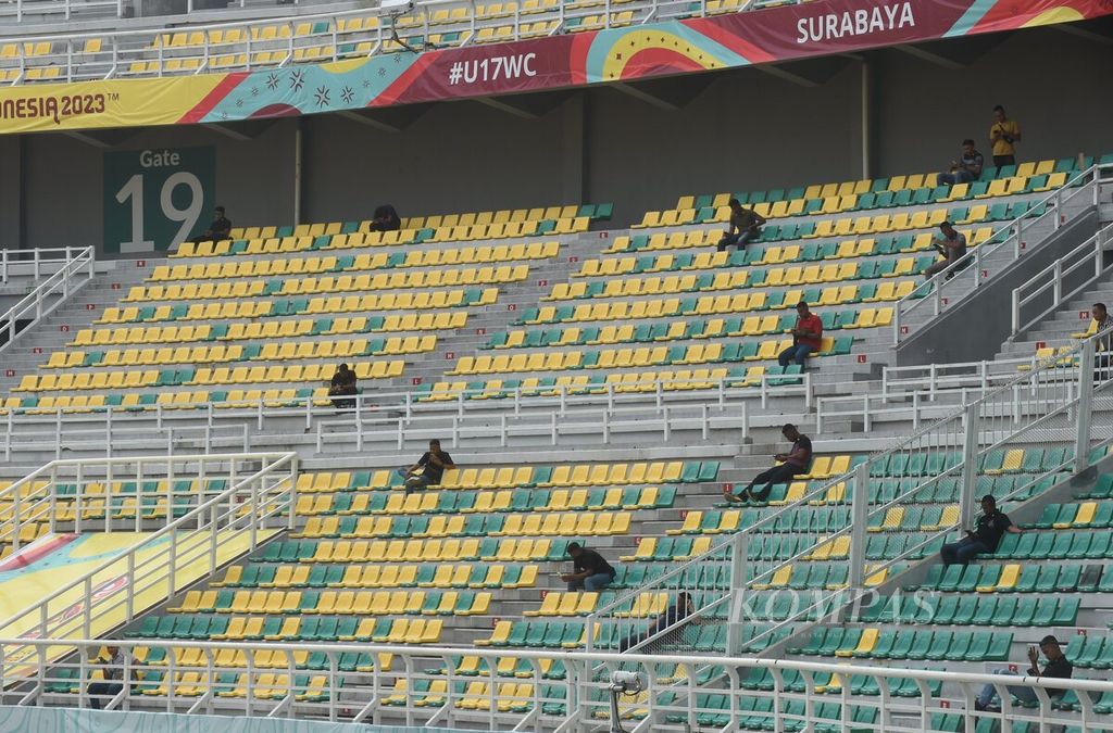 Suasana di Stadion Gelora Bung Tomo, Surabaya, saat berlangsung pemeriksaan kesiapan pengamanan, satu hari jelang Piala Dunia U-17 2023, Kamis (9/11/2023). Stadion Gelora Bung Tomo siap dijadikan tempat pertandingan Grup A. Presiden Joko Widodo akan menyaksikan langsung acara pembukaan Piala Dunia U-17 di stadion tersebut. 