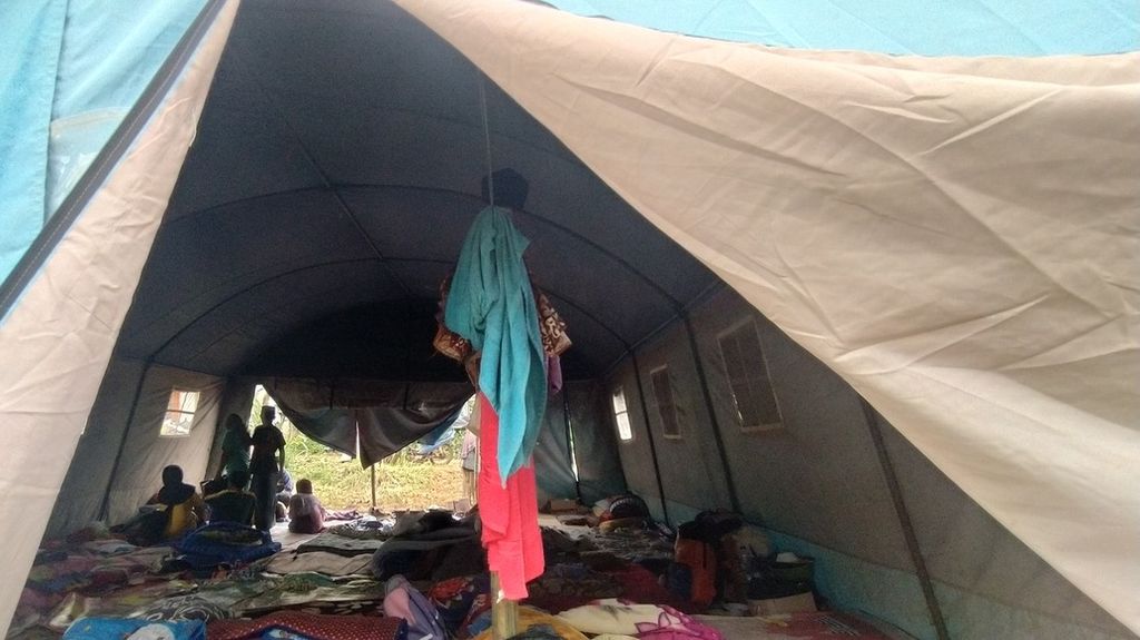 Sejumlah warga yang mengungsi di tenda darurat Desa Cikanyere, Kecamatan Sukaresmi, Cianjur, Jawa Barat, Minggu (27/11/2022), tengah beraktivitas.
