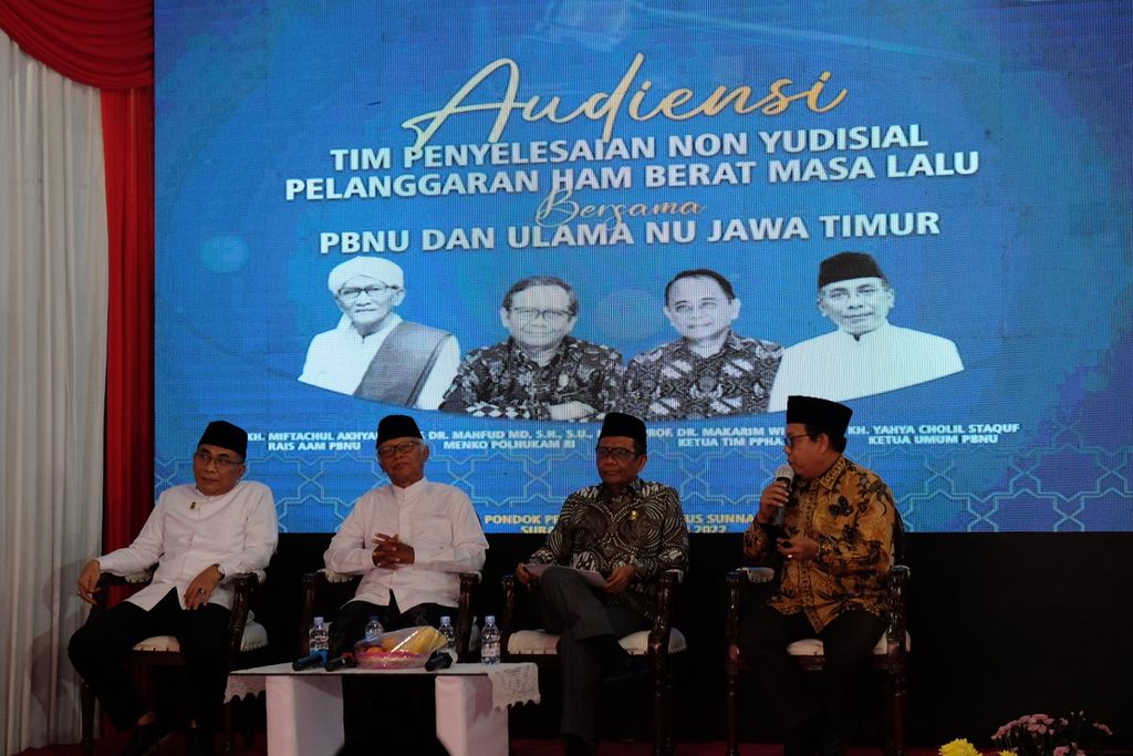 Coordinating Minister for Political, Legal and Security Affairs Mahfud MD (second from right), Deputy Rais Aam Executive Board of Nahdlatul Ulama Anwar Iskandar, and General Chairperson of PBNU Yahya Cholil Staquf during an audience between the Non-Judicial Settlement Team for Gross Past Human Rights Violations with the Executive Board of Nahdlatul Ulama and NU Ulama at the Miftachus Sunnah Islamic Boarding School, Surabaya, East Java, Tuesday (27/12/2022).