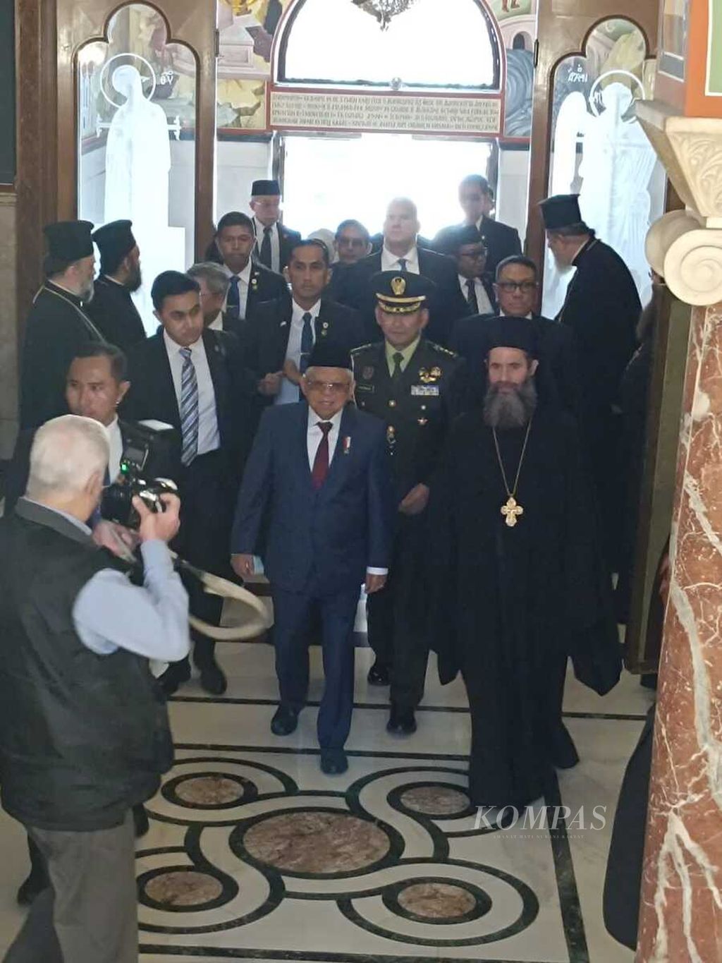 Wakil Presiden Ma’ruf Amin disambut seorang uskup sebelum menemui Uskup Agung Yunani Ieronymos II di Keuskupan Agung di Athena, Yunani, Kamis (23/11/2023). 