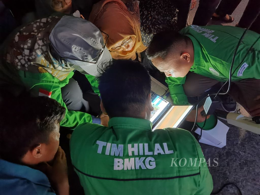 Tim Hilal BMKG Stasiun Geofisika Mataram melakukan pengamatan hilal awal Ramadhan 1444 H di Pantai Loang Baloq, Mataram, Rabu (22/3/2023). Dari lokasi tersebut, hilal terpantau pada pukul 18.45 Wita.