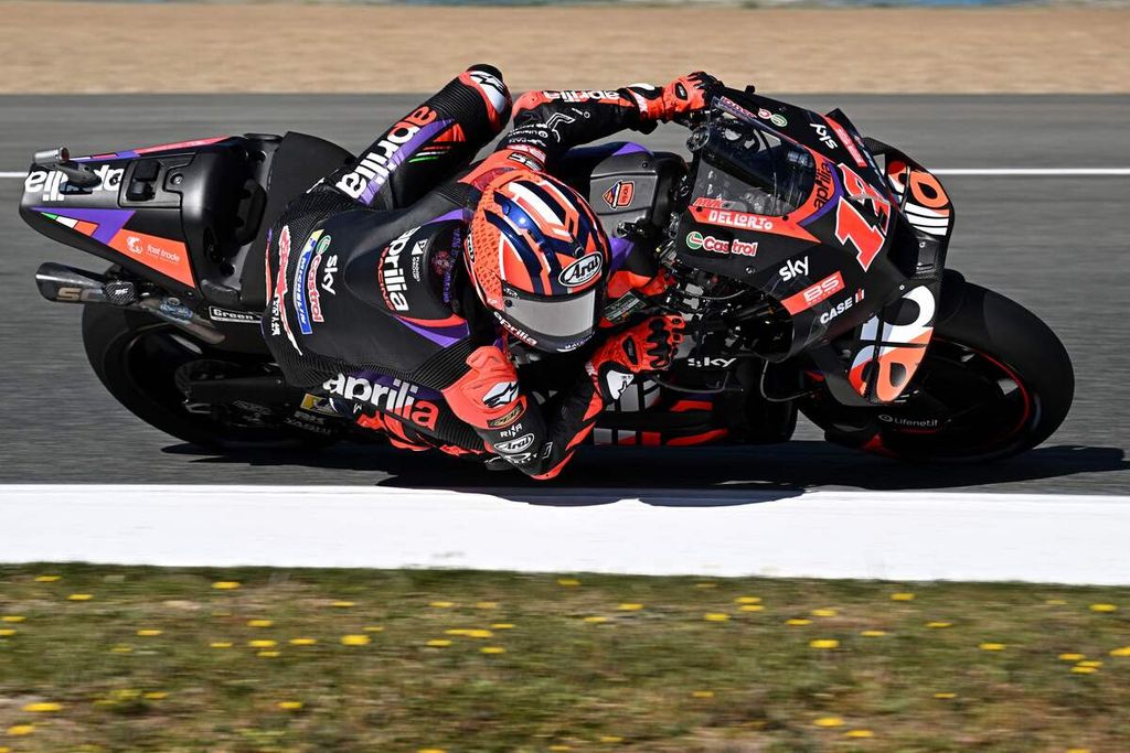 Pebalap Aprilia Maverick Vinales memacu motornya saat sesi latihan bebas pertama Grand Prix MotoGP seri Spanyol di Sirkuit Jerez, Jerez de la Frontera, Jumat (26/4/2024). 
