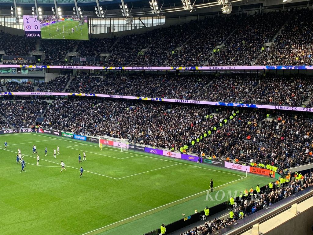 Suasana pertandingan Liga Inggris antara Tottenham Hotspur versus Chelsea terlihat dari<i> royal box </i>Stadion Tottenham Hotspur, London, Inggris, Minggu (26/2/2023) malam WIB. Tuan rumah Spurs menang, 2-0.