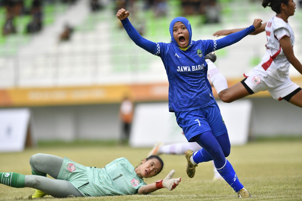 Pemain Jawa Barat, Rosdilah Siti, berselebrasi seusai membobol gawang DKI Jakarta saat pertandingan final PON Aceh-Sumut 2024 di Stadion Mini Pancing, Deli Serdang, Sumatera Utara, Sabtu (14/9/2024). Jabar merebut emas setelah menang dengan skor 3-0. 