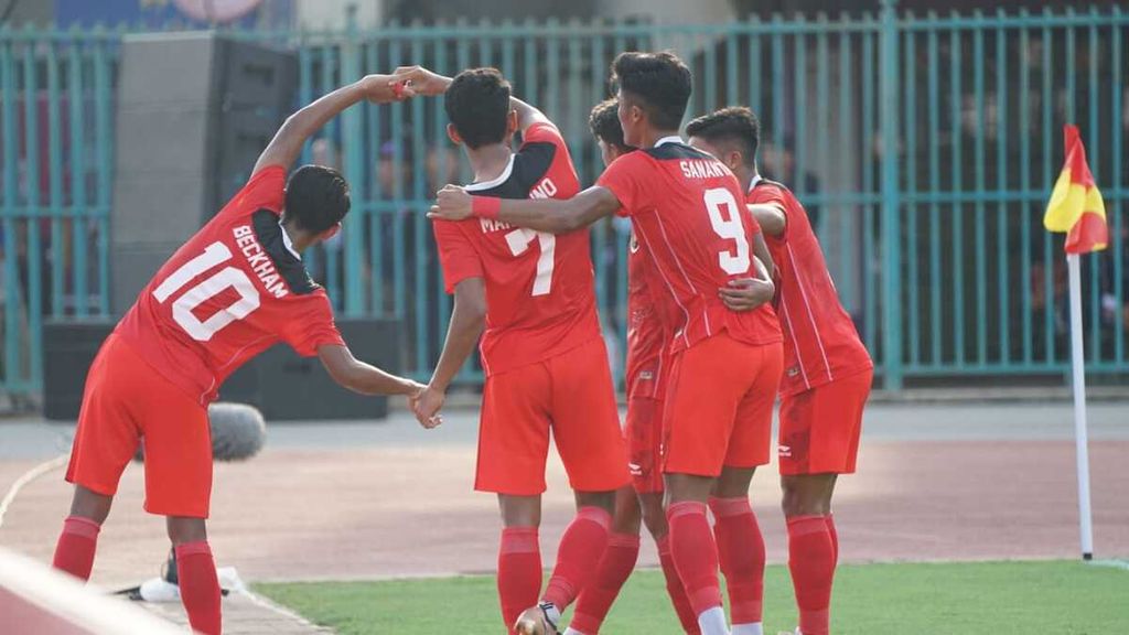 Para pemain Indonesia, seperti Marselino Ferdinan (kedua kiri) dan Beckham Putra (kiri), merayakan gol ke gawang Filipina pada laga penyisihan Grup A sepak bola putra SEA Games Kamboja 2023 di Stadion Nasional Phnom Penh, Kamboja, Sabtu (29/4/2023). Indonesia menang, 3-0.