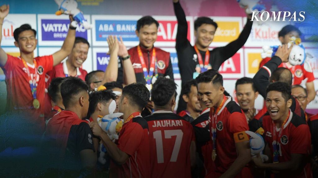 "Garuda Muda" players celebrate Indonesia's victory over Thailand in the 2023 Cambodia SEA Games final at the Olympic National Stadium, Phnom Penh, Cambodia, Tuesday (16/5/2023).