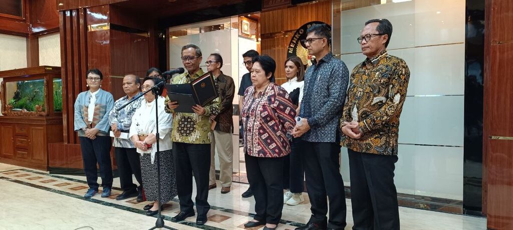 Menteri Koordinator Bidang Politik, Hukum, dan Keamanan Mahfud MD memberikan penjelasan tentang Tim Percepatan Reformasi Hukum dan target yang ditetapkan untuk mereka di Jakarta, Jumat (9/6/2023).