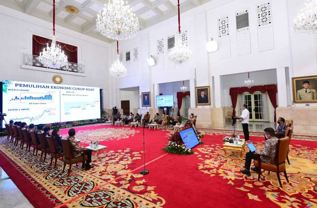 Presiden Joko Widodo menyampaikan paparan tentang pemulihan ekonomi yang cukup kuat di tahun 2022 saat berbincang-bincang dengan para pemimpin redaksi media di Istana Negara, Rabu (19/1/2022).