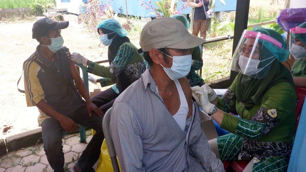 Petugas kesehatan menyuntikkan vaksin kepada warga dalam kegiatan vaksinasi bergerak pada bulan Ramadhan 1443 Hijriah di Puskesmas Berangas, Kecamatan Alalak, Barito Kuala, Kalimantan Selatan, Kamis (7/4/2022). 
