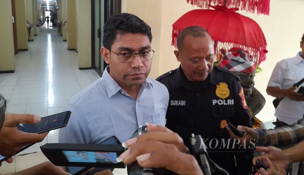 Kepala Satreskrim Polresta Denpasar Komisaris Losa Lusiano Araujo di Polresta Denpasar, Kota Denpasar, Bali, Jumat (24/11/2023), memberikan keterangan perihal penyelidikan kasus penemuan jenazah di kamar kos di Kuta Selatan, Badung.