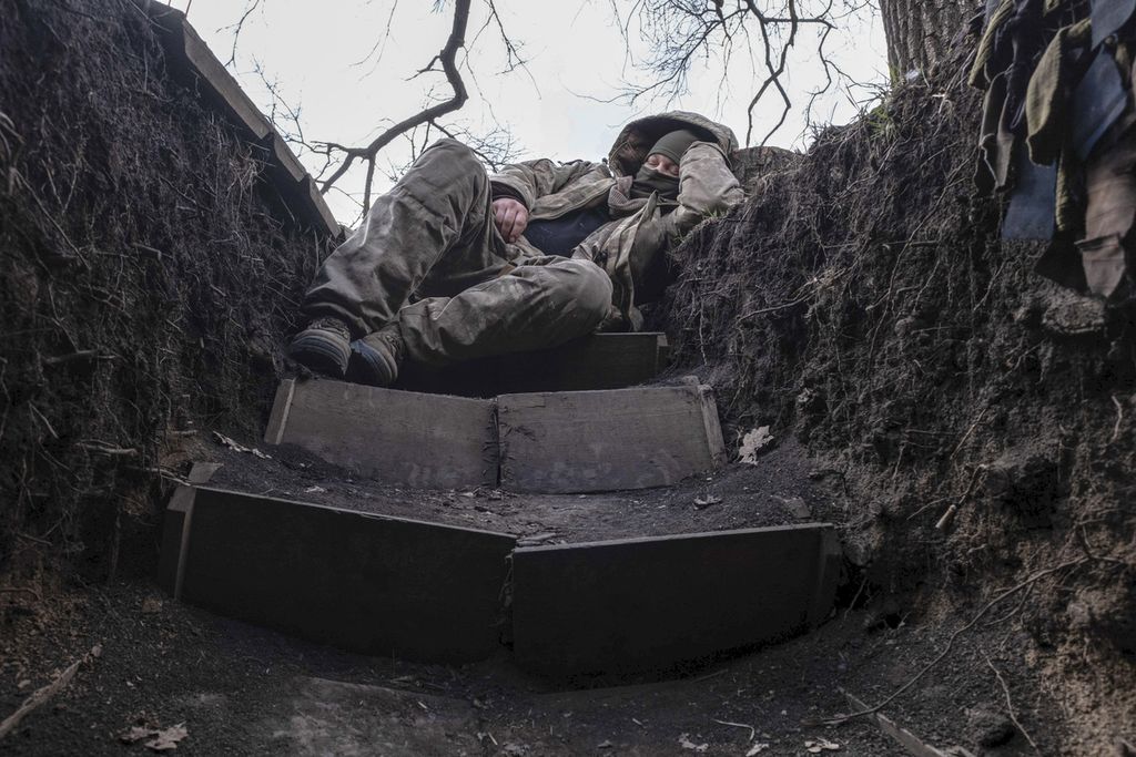 Tentara Ukraina di dalam parit pertahanan di Lyman, Donetsk, Ukraina, pada Jumat (29/3/2024).
