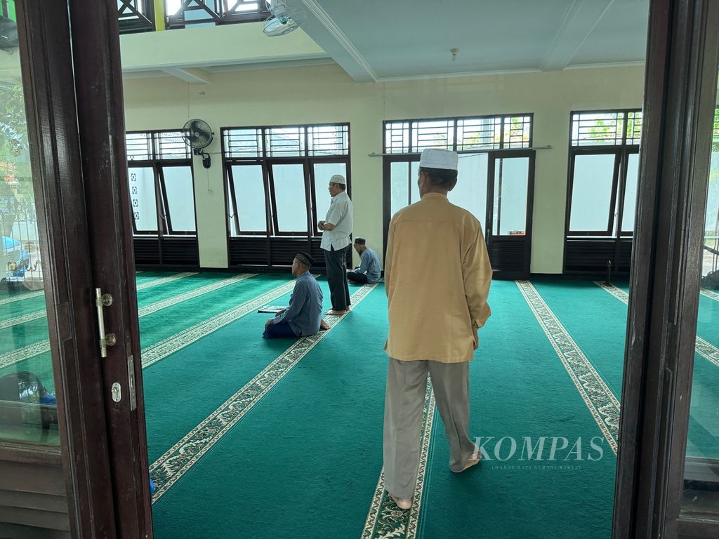 Suarno mengecek kesiapan masjid menjelang shalat Ashar berjamaah di Masjid Mamba’ul Hikmah, Lingkungan Taman Gajah Mada, Kelurahan Taman Sari, Kota Mataram, Nusa Tenggara Barat, Sabtu (23/3/2024) sore.