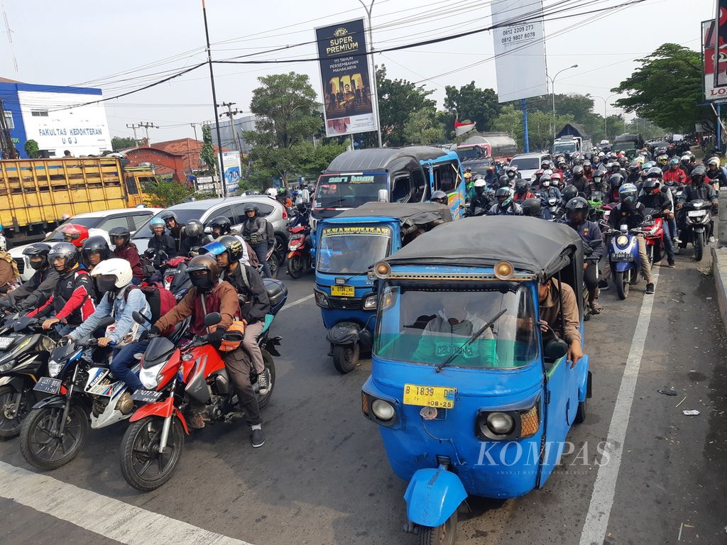 Kendaraan memadati Jalan Pemuda di Kota Cirebon, Jawa Barat, yang mengarah ke Jawa, Sabtu (6/4/2024) pagi. Hari ini diprediksi menjadi puncak arus mudik Lebaran.