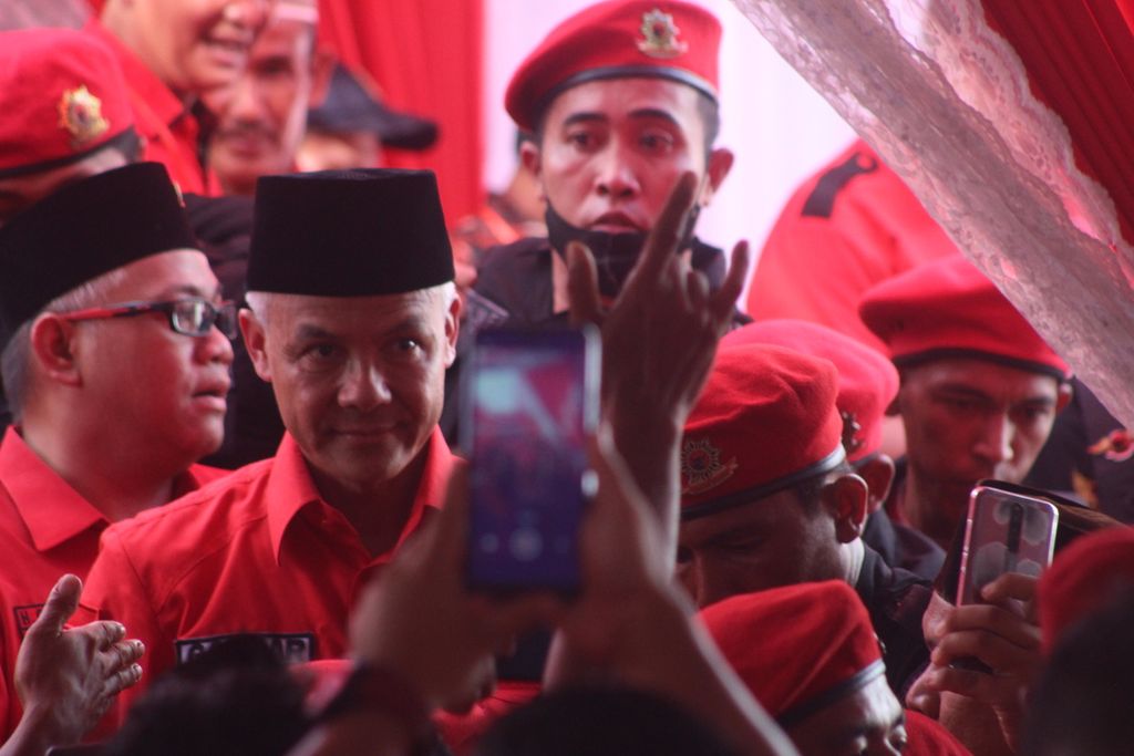 Bakal Calon Presiden dari Partai Demokrasi Indonesia Perjuangan, Ganjar Pranowo, menghadiri Konsolidasi PDI-P Sumsel untuk pemenangan Pilpres 2024, Sabtu (20/5/2023), di Kompleks Olahraga Jakabaring, Palembang, Sumatera Selatan. Dengan memanfaatkan kekuatan partai hingga ke anak rantai, Ganjar yakin dirinya bisa menang di Sumsel.