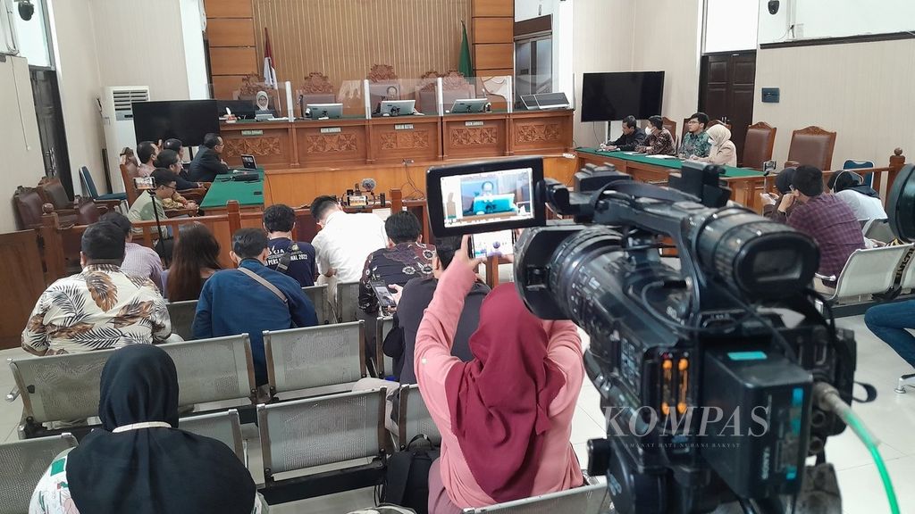 Suasana sidang putusan praperadilan yang diajukan mantan Wakil Menteri Hukum dan Hak Asasi Manusia Edward OS Hiariej di Pengadilan Negeri Jakarta Selatan, Selasa (30/1/2024).