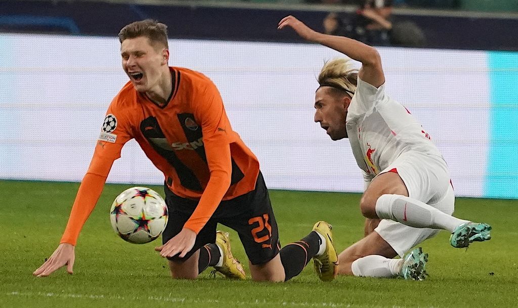 Gelandang Shakhtar Donetsk, Artem Bondarenko (kiri), terjatuh saat dilanggar gelandang Leipzig, Emil Forsberg, dalam laga terakhir Grup F Liga Champions di Stadion Angkatan Darat Polandia, Warsawa, Kamis (3/11/2022) dini hari WIB. 