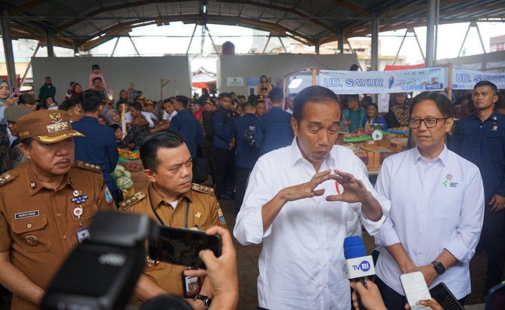 Presiden Joko Widodo di Pasar Rakyat Merangin, Provinsi Jambi, Rabu (3/4/2024).