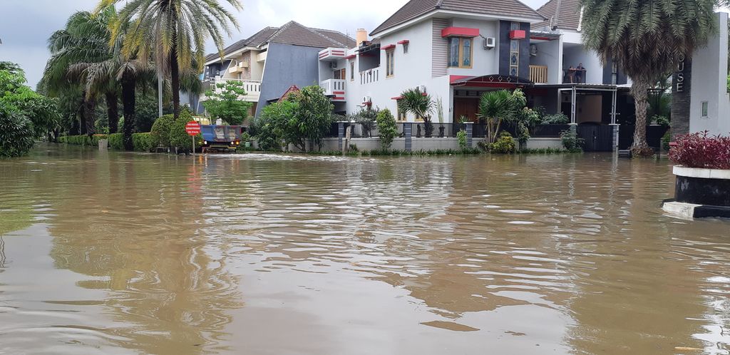 Ilustrasi. Banjir menggenangi sejumlah perumahan warga di Perumahan Grand Bintara, Bekasi Barat, Kota Bekasi, pada Selasa (24/2/2020). Ketinggian banjir di tempat itu sekitar 30 cm.