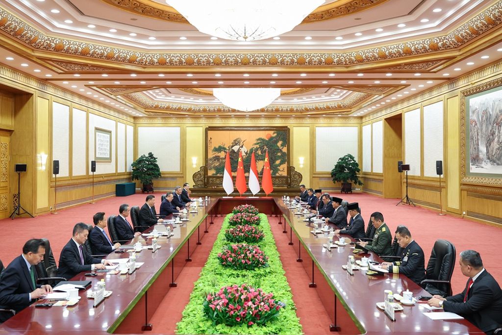 Calon presiden pemenang Pemilu 2024, Prabowo Subianto (kelima dari kanan), menggelar pertemuan dengan Presiden China Xi Jinping (kelima dari kiri) di Gedung Balai Agung Rakyat di Beijing, China, pada 1 April 2024.