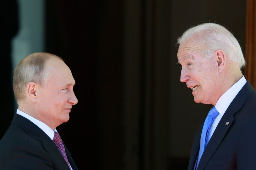 Presiden AS Joe Biden, kanan dan Presiden Rusia Vladimir Putin