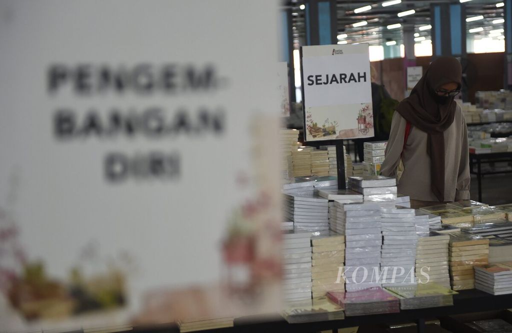 Pengunjung memilih buku bertema sejarah yang dijual saat Festival Patjar Merah di Xperia Collaborative Space AJBS, Kota Surabaya, Jawa Timur, Senin (31/10/2022).