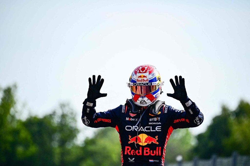 Pebalap Red Bull Max Verstappen melakukan selebrasi seusai memenangi balapan Grand Prix Formula 1 seri Italia di Sirkuit Monza, Monza, Italia, Minggu (3/9/2023). Verstappen memenangi balapan Grand Prix Formula 1 musim 2023 sebanyak 10 kali berturut-turut. 