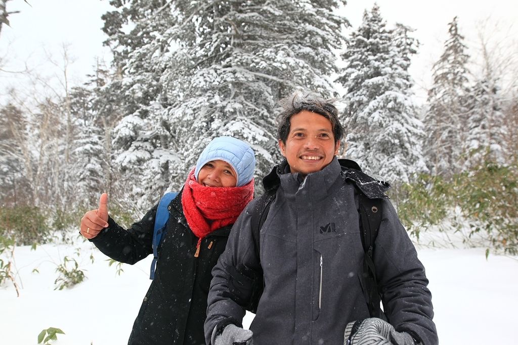 Purbasari Daruningsih (45) dan suami, Herry Afriandri (45) menikmati salju di Hokkaido, Jepang. 