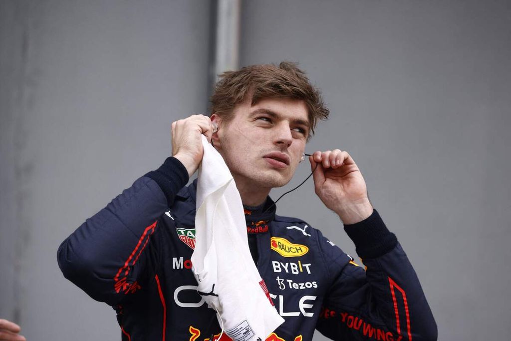Reaksi pebalap Red Bull, Max Verstappen, setelah merebut <i>pole position</i> pertamanya musim ini pada balapan Formula 1 seri Emilia Romagna di Sirkuit Imola, Italia, Jumat (22/4/2022).
