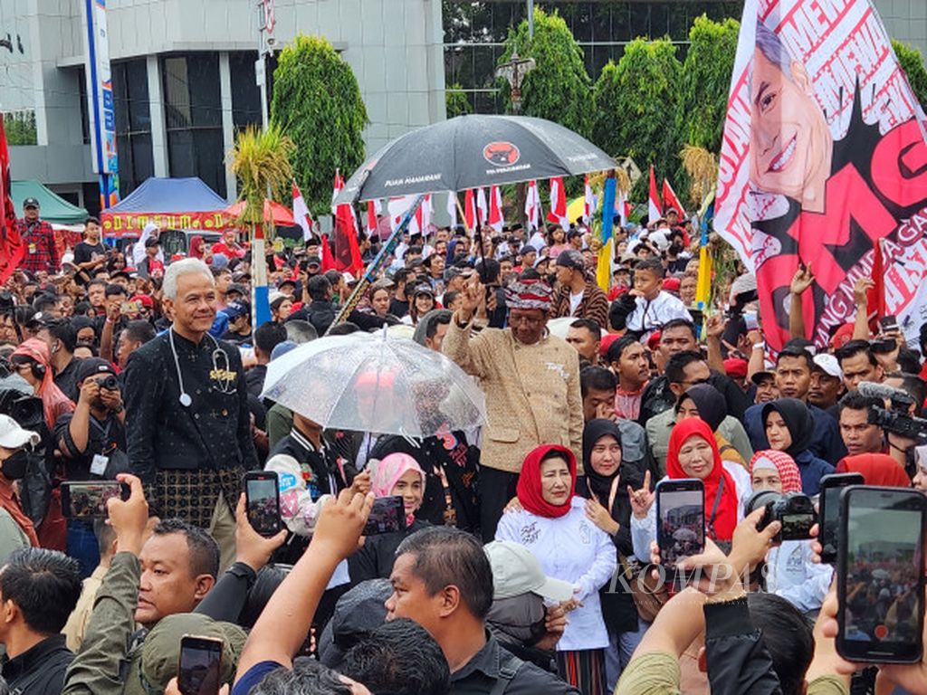 Capres dan cawapres nomor urut 3, Ganjar Pranowo-Mahfud MD, disapa riuh oleh warga di Balai Kota Surakarta, Jawa Tengah, Sabtu (10/2/2024). 