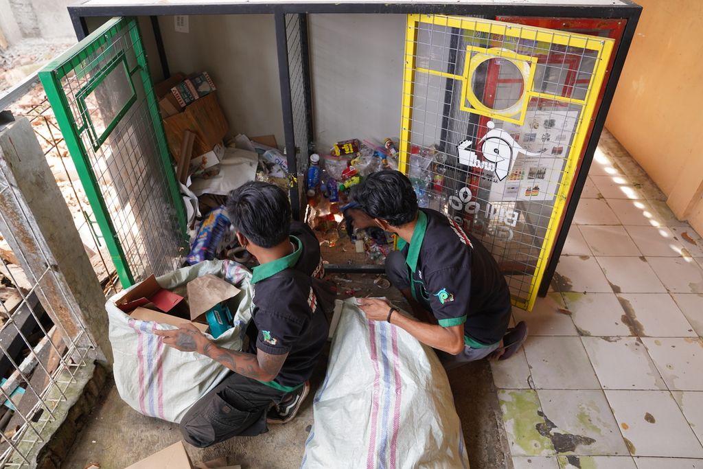 Anggota Bank Sampah Rangga Mekar, Kota Bogor, mengambil sampah yang telah dipilah berdasarkan jenisnya di pos sampah Pandai SMP PGRI 11 Kota Bogor, Kamis (31/08/2023).