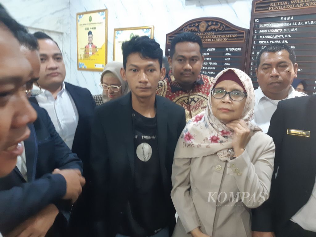 Saka Tatal (kiri), mantan terpidana kasus Vina Cirebon, bersama kuasa hukumnya, Titin , mendaftarkan permohonan peninjauan kembali di Pengadilan Negeri Cirebon, Jawa Barat. Pada 2016 lalu, pengadilan memutus Saka bersalah dalam kasus pembunuhan Vina dan Muhammad Rizky.