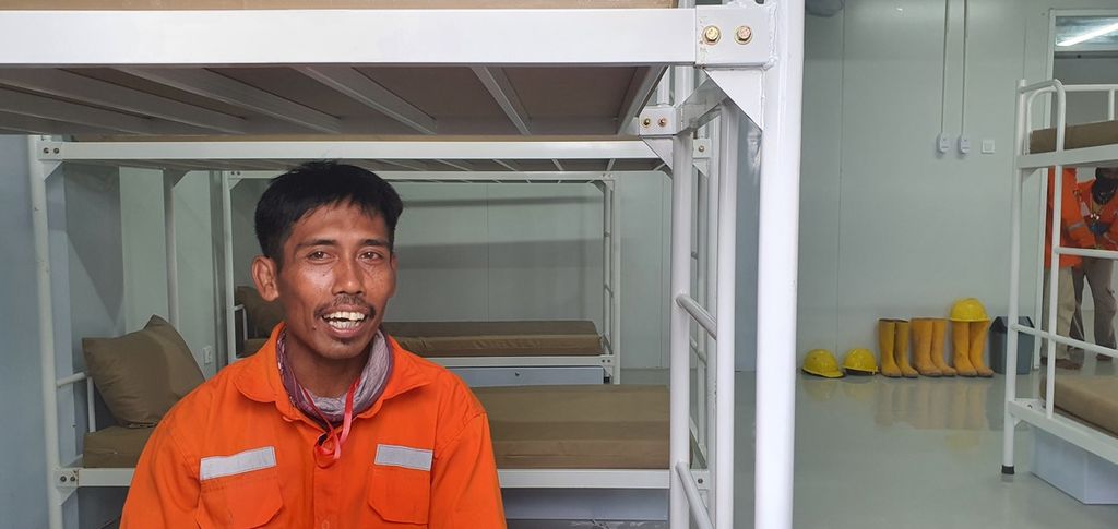 Salah seorang pekerja konstruksi di Ibu Kota Nusantara menunjukkan kamar yang ditempatinya. Ribuan pekerja tinggal di rumah susun dan kantin yang digunakan bersama.