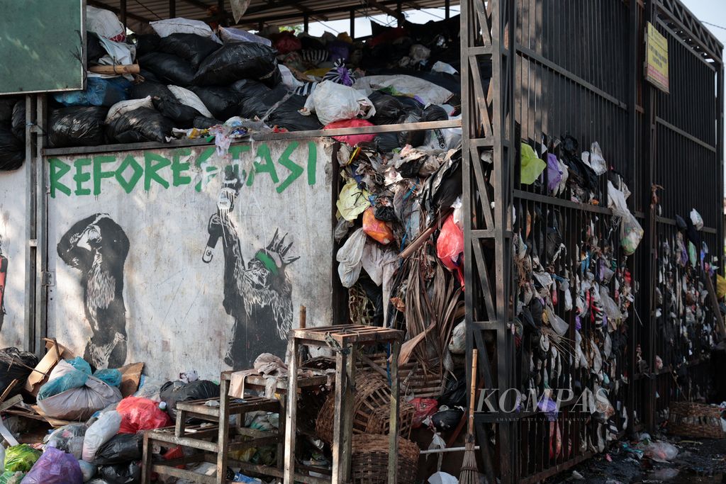 Sampah berjejalan di Depo Pengok, Danurejan, Yogyakarta, Jumat (17/5/2024).