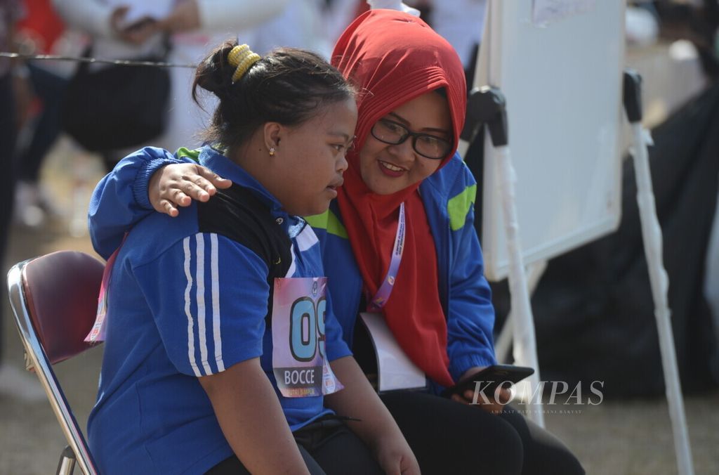 Salah satu atlet berkebutuhan khusus mendapatkan perhatian dari pendampingnya saat akan bertanding dalam ajang Olimpiade Olahraga Siswa Nasional (O2SN) 2019 Anak Berkebutuhan Khusus di Gor Tri Lomba Juang, Kota Semarang, Jawa Tengah, Rabu (28/8/2019). 
