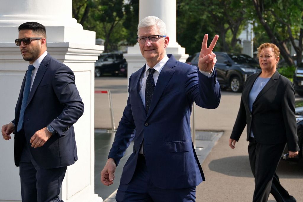 CEO Apple Tim Cook menunjukkan jari lambang <i>victory</i> saat tiba di Istana Merdeka Jakarta untuk bertemu dengan President Joko Widodo, Rabu (17/4/2024). 