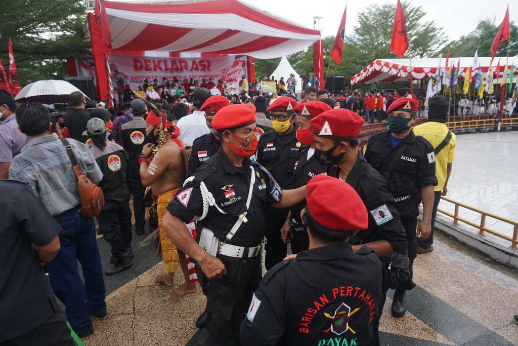 Ratusan pendukungan salah satu pasangan calon di pemilihan gubernur dan wakil gubernur Kalimantan Tengah mendatangi lokasi deklarasi di Tugu Soekarno, Kota Palangkaraya, Kalimantan Tengah, Senin (7/9/2020). Mereka mendukung pasangan calon Sugianto Sabran-Edy Pratowo.