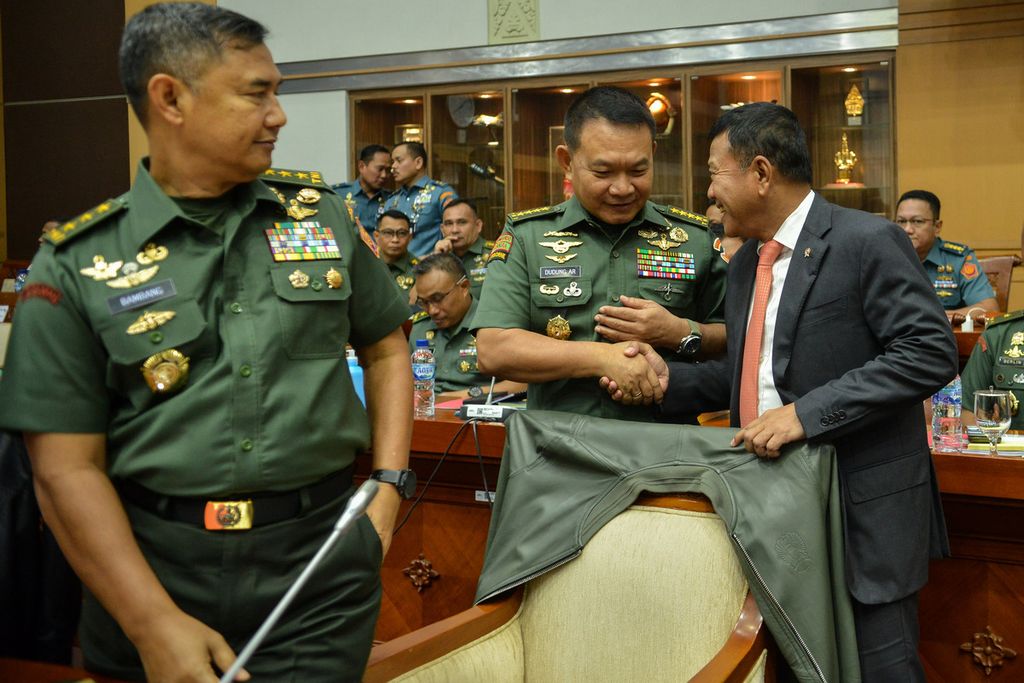 Wakil Menteri Pertahanan Muhammad Herindra (kanan) berbincang dengan Kepala Staf TNI Angkatan Darat Jenderal Dudung Abdurachman sebelum rapat kerja berlangsung di Kompleks Parlemen, Jakarta, Rabu (7/6/2023). 